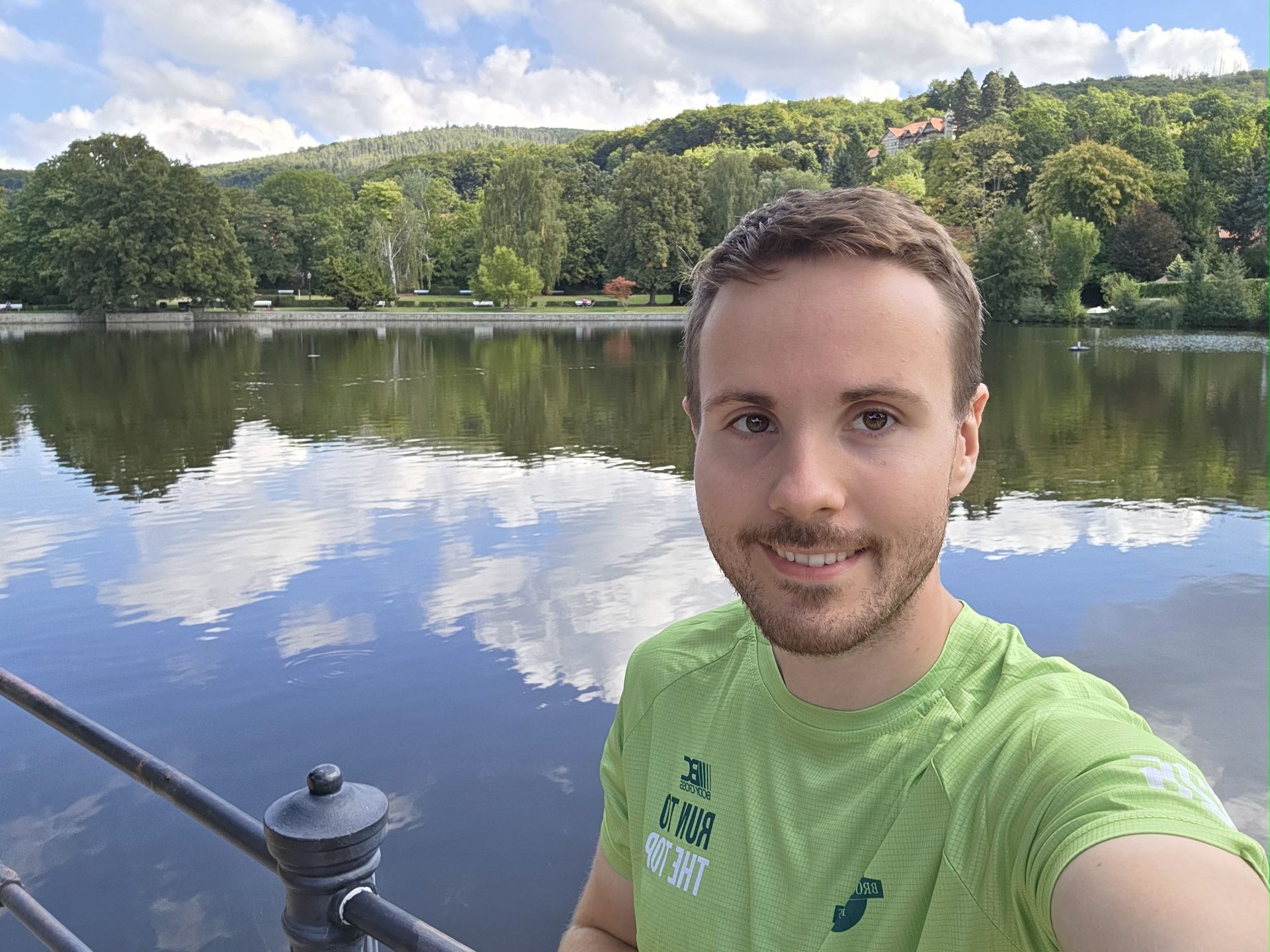 Ein Foto von mir im neuen grünen Brockenlauf-Shirt nach dem Brockenlauf. Im Hintergrund der Forellenteich.